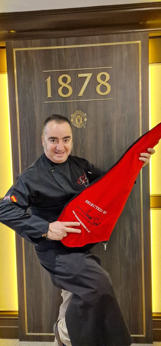 MRJoseSol's tweet photo. Great day yesterday carving Jamón at the VIP area in Old Trafford. Jamón Ibérico talisman of the Manchester United
#Jamón #Hospitality #events #ManUtd https://t.co/bEqoitigOq
