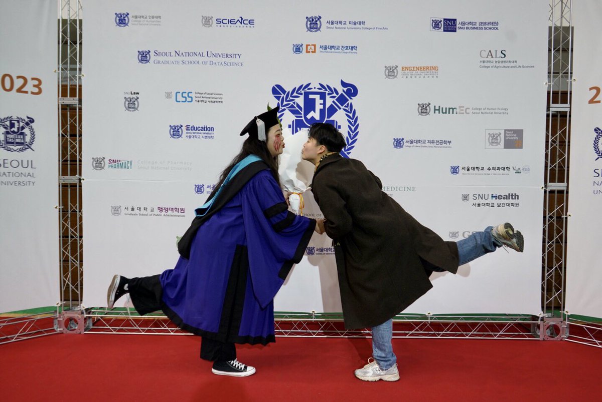 gosms's tweet photo. 성폭력 규탄 시위 하니깐 졸업식에서 꽃도 안 들고 얼굴 풀고 사진도 안 찍는다고 했다. 알겠다던 여자친구는 말도 없이 제일 크고 멋진 꽃다발을 가져왔다. 생각해보면 나도 “피해자다움” 프레임에 갇혔던 것 같다. 결국 나도 다른 졸업생들처럼 활짝 웃고 귀여운 사진을 많이 찍었다! https://t.co/egPeuuIQp8