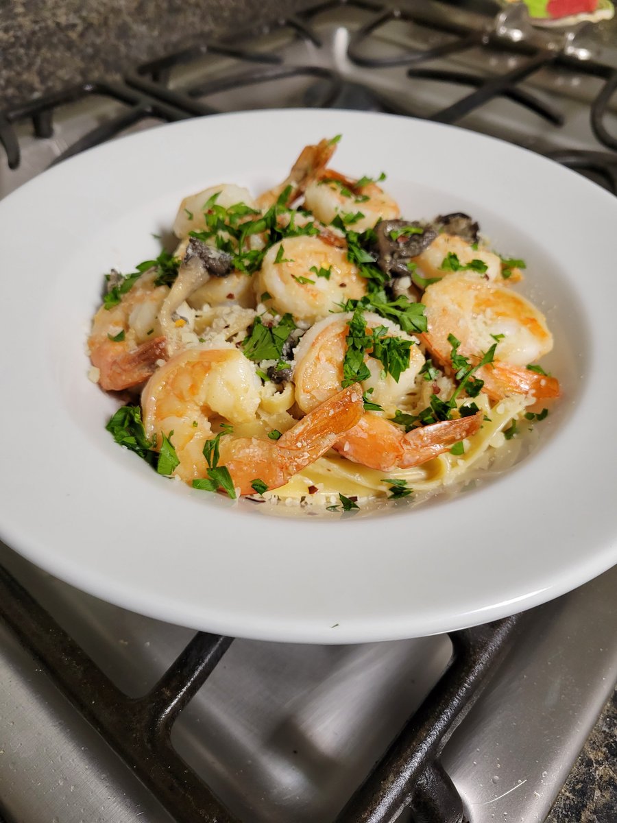 casualmeds's tweet photo. Shrimp & Mushroom Alfredo
#StayHome #dadchef #thatstasty https://t.co/ie3uVtY8tS