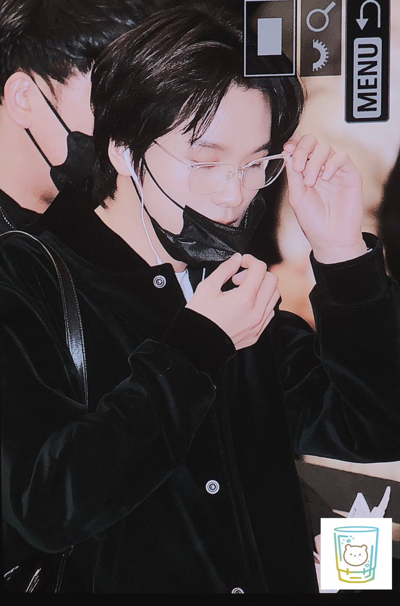 230224 출국
#해찬  #HAECHAN #NCT127

그 왜 있자나...안경 쓴 그 옵...바..