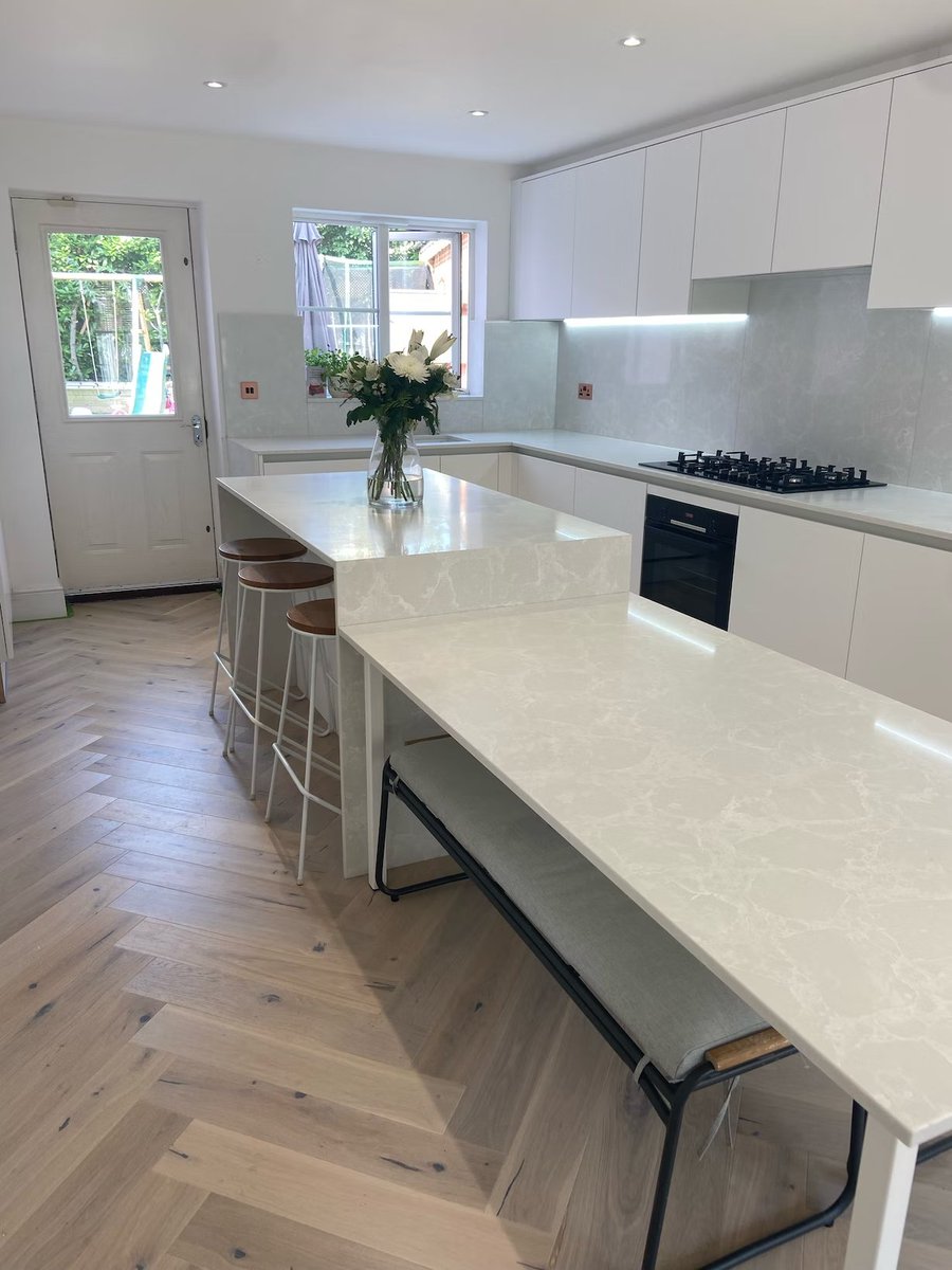 MedusaStoneLtd's tweet photo. How beautiful is this Ice White Quartz we recently fitted for our customer🧊 🤍
#quartzkitchen #kitcheninspo #bespokekitchen #kitcheninstallation #modernhomedesigns #interior #kitchenworktops #stonesurfaces #kitchenisland #stonesplashback #modernkitchens #essexkitchen https://t.co/1lvWWrY0UJ