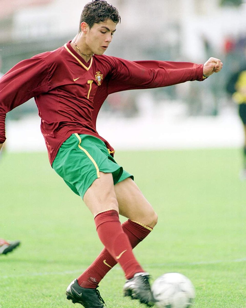 @TimelineCR7 # 🛑 Portugal seleçao post : They grow up so fast. 🥺 𝗢𝗻 𝘁𝗵𝗶𝘀 𝗱𝗮𝘆, in 2001, the 'wonderkid' debut for #TeamPortugal's U-15! 🐐🇵🇹 #WearTheFlag