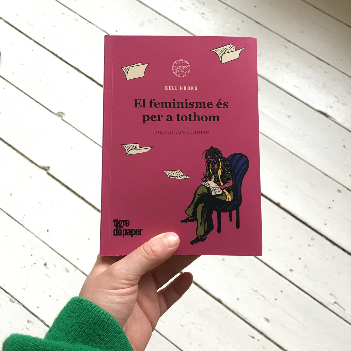 Maria Farré (@_mariafarre) on Twitter photo Il·lustració/homenatge a bell hooks per a la portada de l’imprescindible ‘El feminisme és per a tothom’.
Edita <a href="/TigrePaper/">Tigre de Paper</a> Il·lustració/homenatge a bell hooks per a la portada de l’imprescindible ‘El feminisme és per a tothom’.
Edita <a href="/TigrePaper/">Tigre de Paper</a>