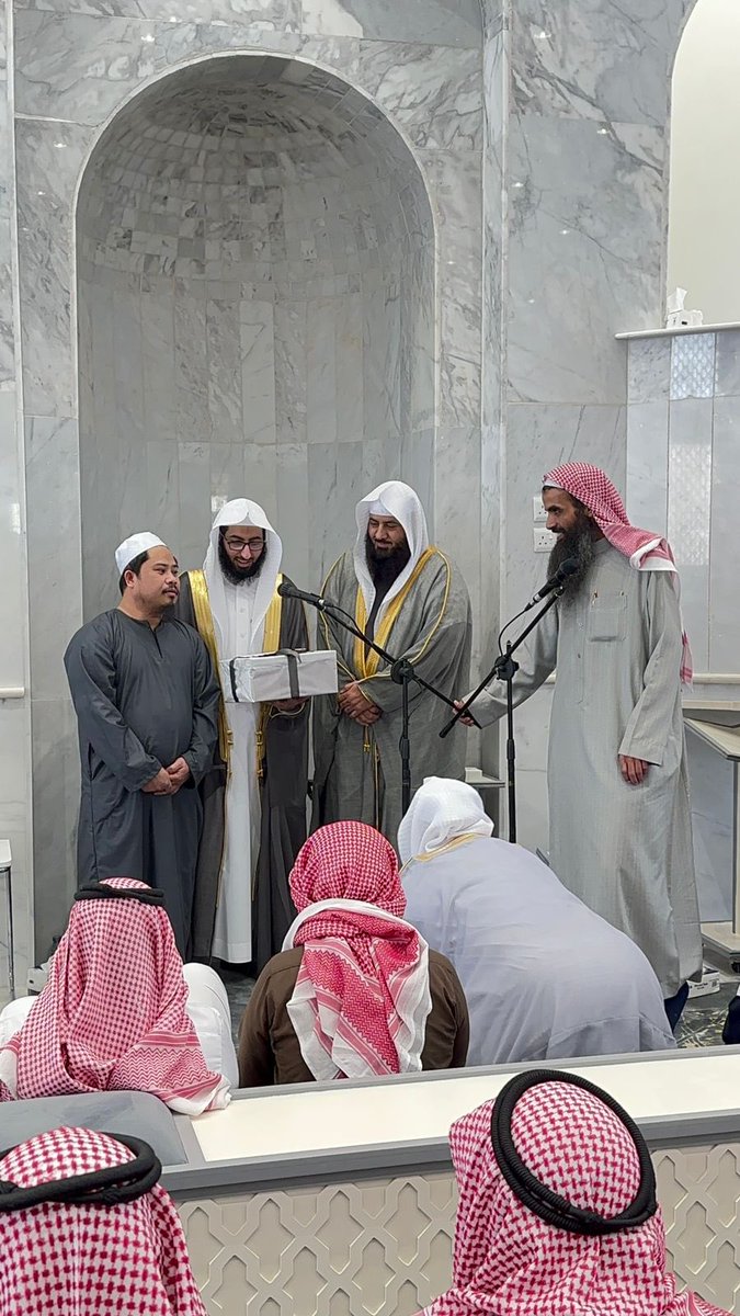 HAFRJALYAT's tweet photo. تم بحمد الله أشهار أسلام لعدد من المسلمين الجدد بجمعية الدعوة والارشاد وتوعية الجاليات  بجامع الحميدي بن دمخ في حي العزيزية نسال الله ان يثبتهم على ديننا الحق ويكتب اجر من سعى لهم بالاسلام ودعم مشاريع الجمعية https://t.co/ewQ7b307Q0