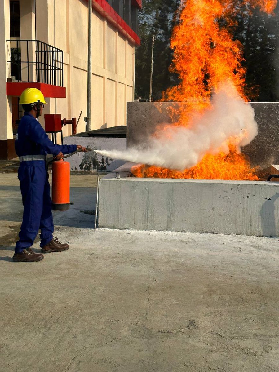 OilIndiaLimited's tweet image. A 4-days Advanced Fire Fighting Training Program, organized by the OIL Fire Service in collaboration with the HR Learning Department, was successfully completed at the Central Fire Station, Duliajan. 🔥🚨#FireSafety #AdvancedTraining #OILFireService #FirePrevention