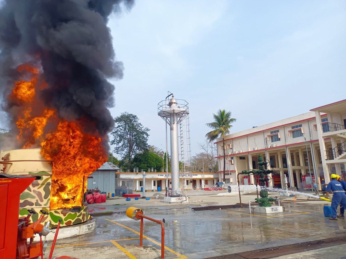 OilIndiaLimited's tweet image. A 4-days Advanced Fire Fighting Training Program, organized by the OIL Fire Service in collaboration with the HR Learning Department, was successfully completed at the Central Fire Station, Duliajan. 🔥🚨#FireSafety #AdvancedTraining #OILFireService #FirePrevention