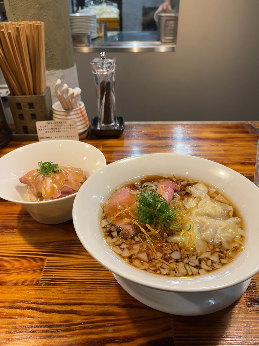 Ken64364's tweet photo. 梅丘　柴崎亭＋
玉葱醤油ラーメンワンタンTPと焼豚丼

現場の隣がまさかの🥺
意識してなかったからテンション爆上がり👍
ワンタンTPしたら麺線見れず😅
本店じゃ無かったけどバリうまですね😆

焼豚丼も胡麻ダレに山葵が意外にあって美味しい😋

ご馳走様でした✨ https://t.co/kouafuxEwk
