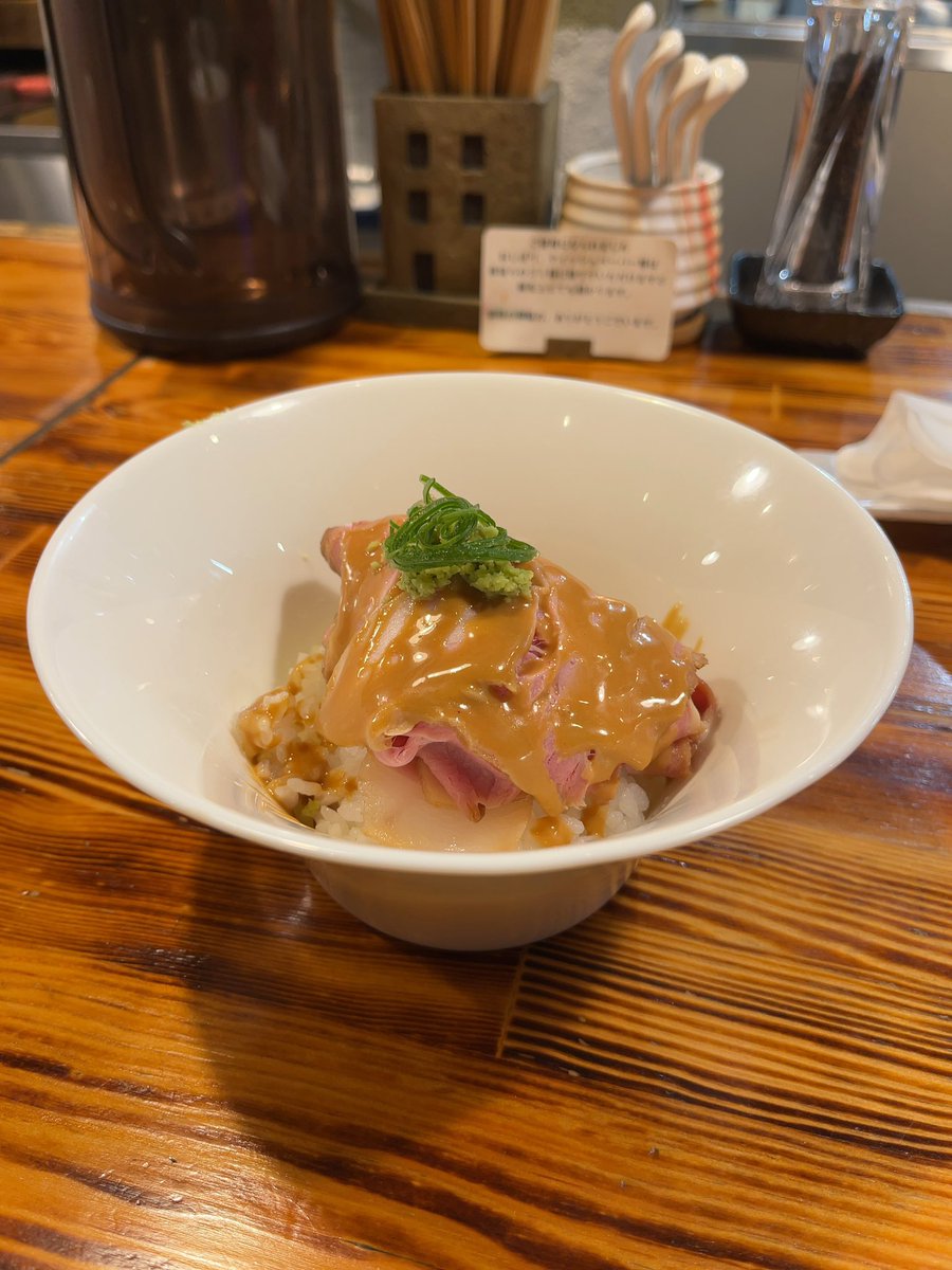Ken64364's tweet photo. 梅丘　柴崎亭＋
玉葱醤油ラーメンワンタンTPと焼豚丼

現場の隣がまさかの🥺
意識してなかったからテンション爆上がり👍
ワンタンTPしたら麺線見れず😅
本店じゃ無かったけどバリうまですね😆

焼豚丼も胡麻ダレに山葵が意外にあって美味しい😋

ご馳走様でした✨ https://t.co/kouafuxEwk