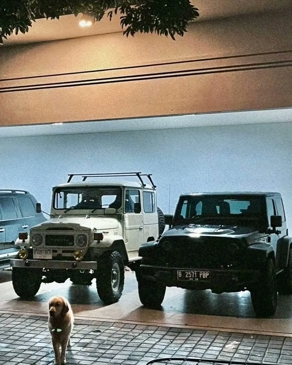 logikapolitikid's tweet photo. Garasi Rmh yang di Yogya Timoho gak kalah keren coy, ada Camry Modif aksesoris mehong.

Catat yah @DitjenPajakRI . https://t.co/suEkmB9fYL