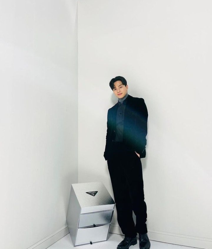 [24 กุมภาพันธ์ #เติร์ด]

เสร็จกิจจากการช่วยเหลือเจ้าบ่าว เขาเดินเข้ามาดูความสวยงามของงานแต่งเพื่อนสุดที่รัก

แม้จะเป็นโลกหลังความตายไปแล้ว วันนี้ก็ยังถือเป็นวันที่สำคัญอย่างที่สุดอีกวันนึงในช่วงเวลาของเขาตราบที่ยังมีความรู้สึก

ใบหน้าของหมอชวกรในตอนนี้ จึงมีความสุขกว่าทุกวัน