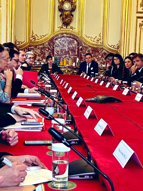 PhilippeTabarot's tweet photo. Ce matin, à Matignon, nous rendons le rapport du « COR » des transports à @Elisabeth_Borne qui propose des scénarios d’avenir pour les mobilités et infrastructures de transport.
Rapport qui aspire à une rupture au service d’un choc financier pour l’investissement ferroviaire. https://t.co/wKeNzm0FJt