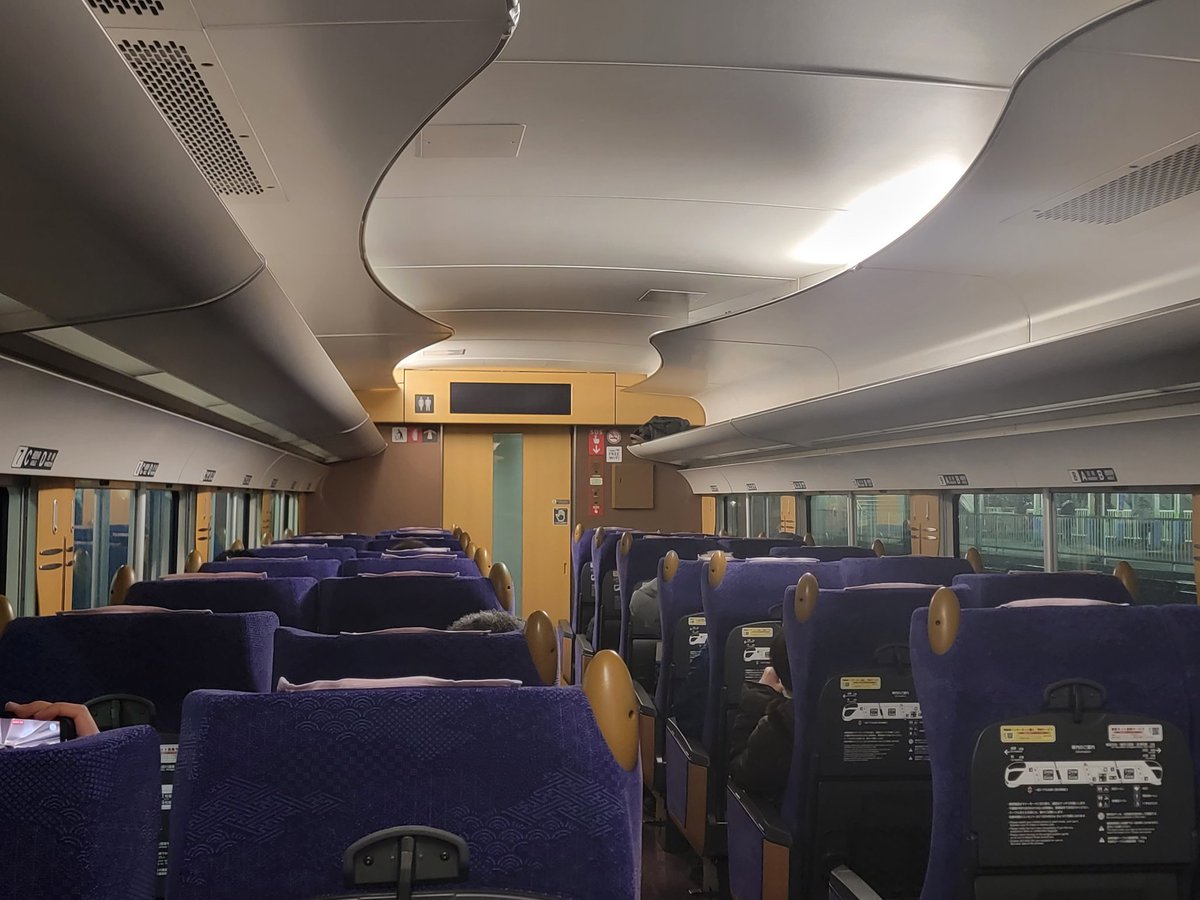 Nakonobanninn's tweet photo. 今日の特急アーバンパークライナー1号、春日部駅停車と同時に車両から「車両故障です！これより車両の電源を全て落とします。ドアが開くまでしばらくお待ちください。」と放送。車両点検を実施した影響で、上下線共に4分遅れで発車。結局なんの故障なんだろう🤔
#東武鉄道 #特急リバティ #501F #517F https://t.co/yDFU2UmSme