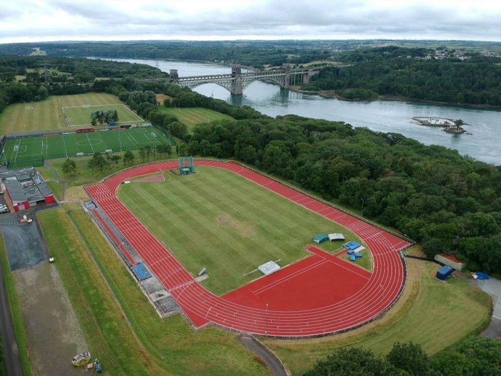 What a backdrop! Showcasing the resurfaced @WorldAthletics certified track at Treborth @BangorUni - home of @TeamMenai Contractors: @CLSsport @polytanUK @WelshAthletics @sportwales #TrackMark #athletics #trackandfield #inspire #active #sport #RunJumpThrow #Throws