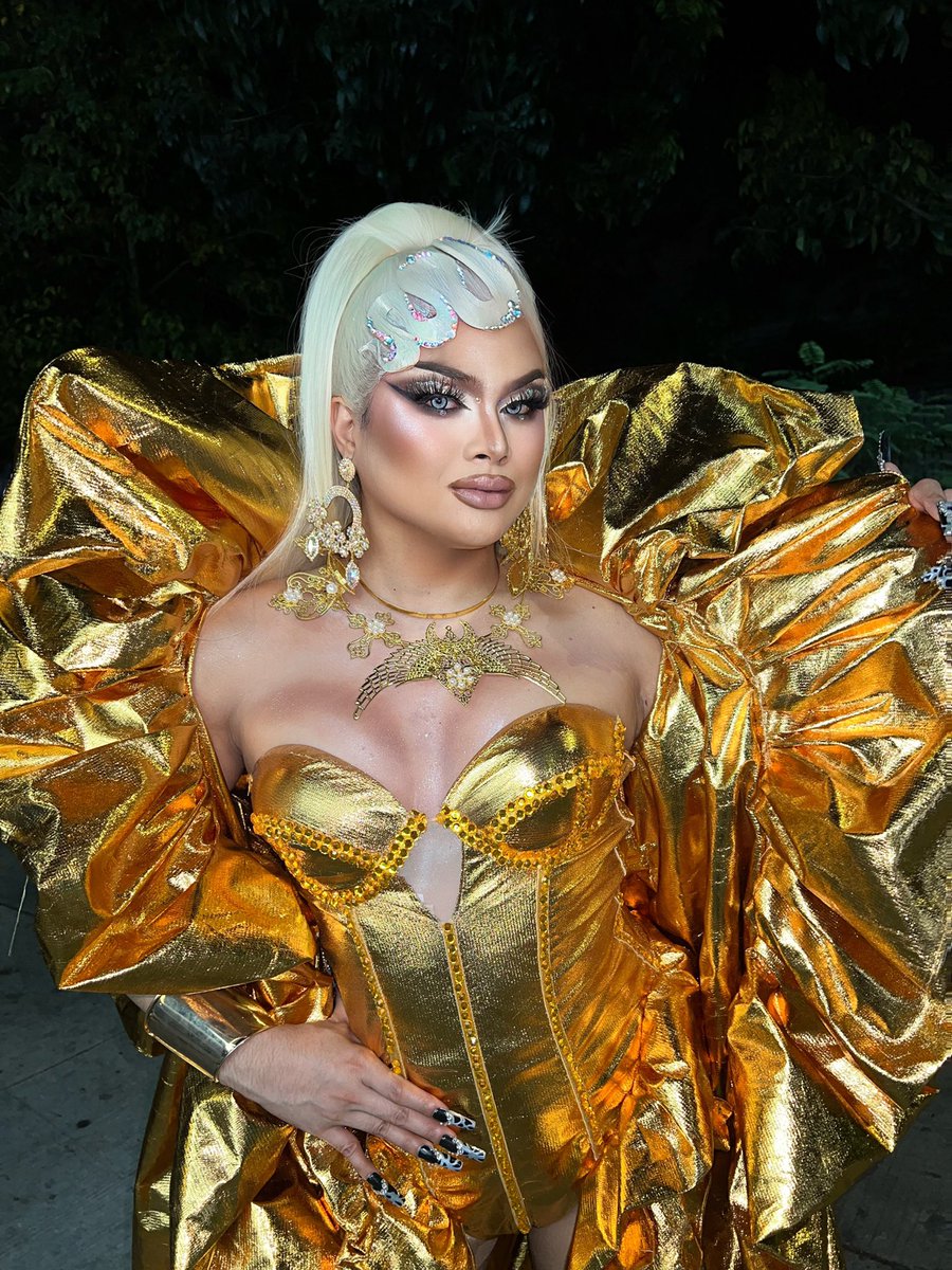 GorgeousDawn18's tweet photo. Gold is so pure and cute that’s why we have Puregold Jr. -acheche! 🌟
.
.
.
👩🦳wigstyled by Justine Tan Martha Amethyst
💄makeup by Gorgeous Dawn
#GorgeousDawn
#mudrakels
#GDnatics
#PinoyDragQueens
#TheOne690
#HappyBirthdayGorgeous
#teamgorgeous
#KaFreshness https://t.co/R6dwLsaxZc