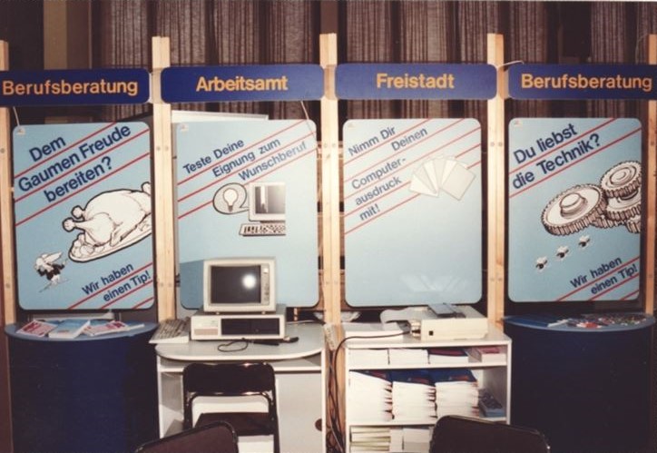 JohannesKopf's tweet photo. Heutige PK zu 35 Jahre Berufsinformation im AMS.  Technologiesprung in 2 Bilder. Out of Space: bei der PK die VR-Brille erprobend @MichaelKoett / @diepresse !
Infos: https://t.co/JlSWYrlfrv https://t.co/b5eda2elSV
