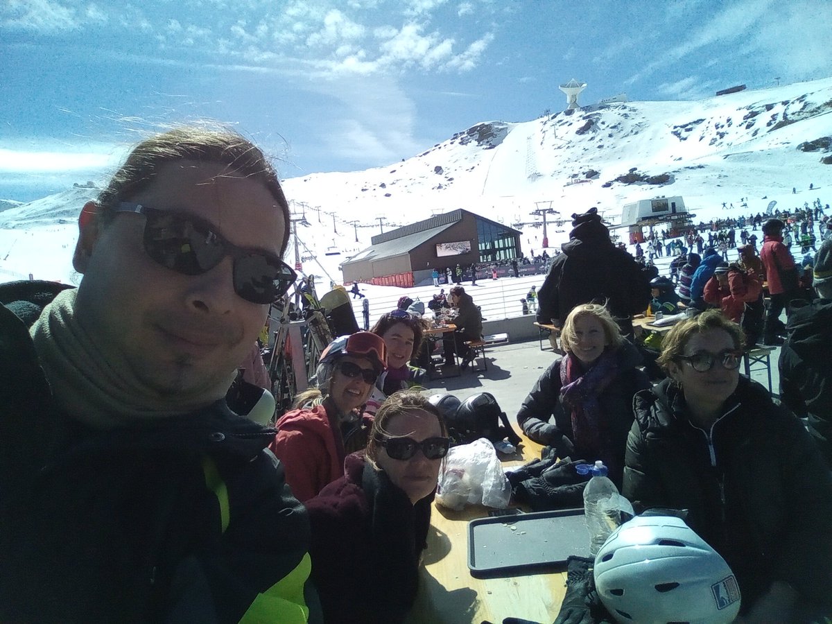 Qué gustazo pasar un día como éste en #SierraNevada con este tiempo y esta compañía. Esquiamos y practicamos español, una combinación casi imbatible