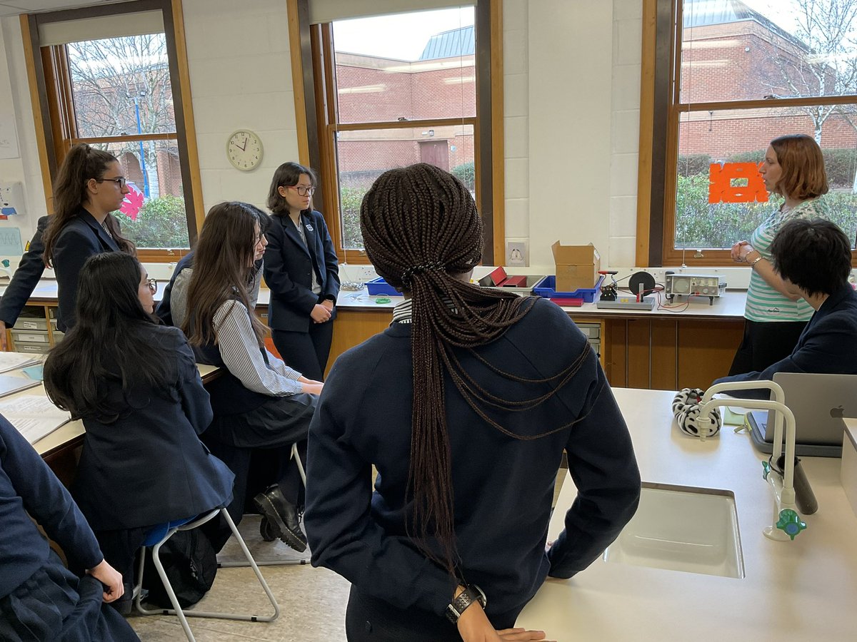 NorthamptonHigh's tweet photo. In Year 11 Physics, Mrs Battams is demonstrating electromagnetic induction and students have been discussing how sound waves are converted to electronic signals in microphones #WeCan #LearningTweets @NHSChemSTEM https://t.co/W6kTJ58v2m