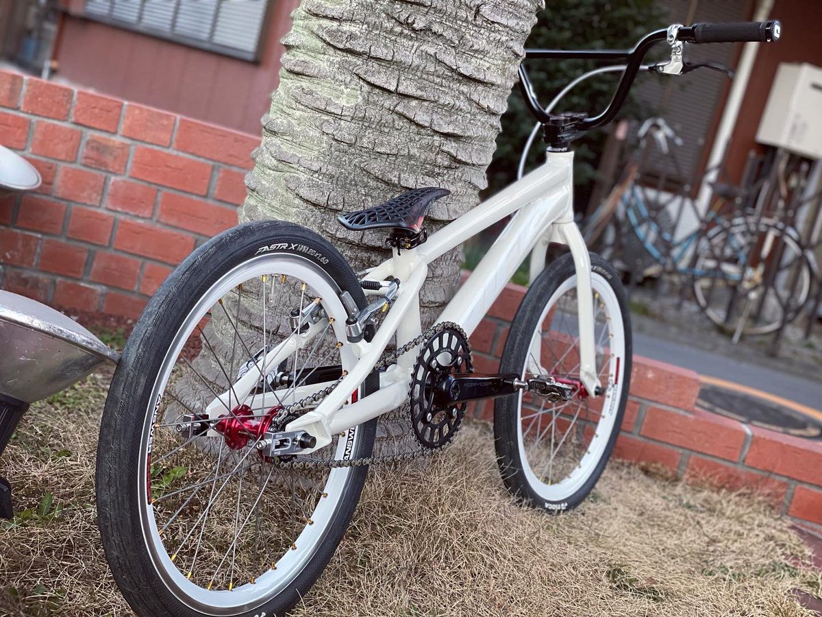 astbikes's tweet photo. カスタムペイントをした #ridetherift #es20 フレームの組み替え作業が完成しました🔥うーん、お上品な仕上がりですね💯隠し持っていたTiogaの #tokyo2020 限定モデルのサドル、投入させて頂きました😆
#bmxracing #bmx #astbikes #astforest #埼玉 #和光 #秩父 #所沢 #さいたま #練馬 #板橋 https://t.co/G1mb4cWZVN
