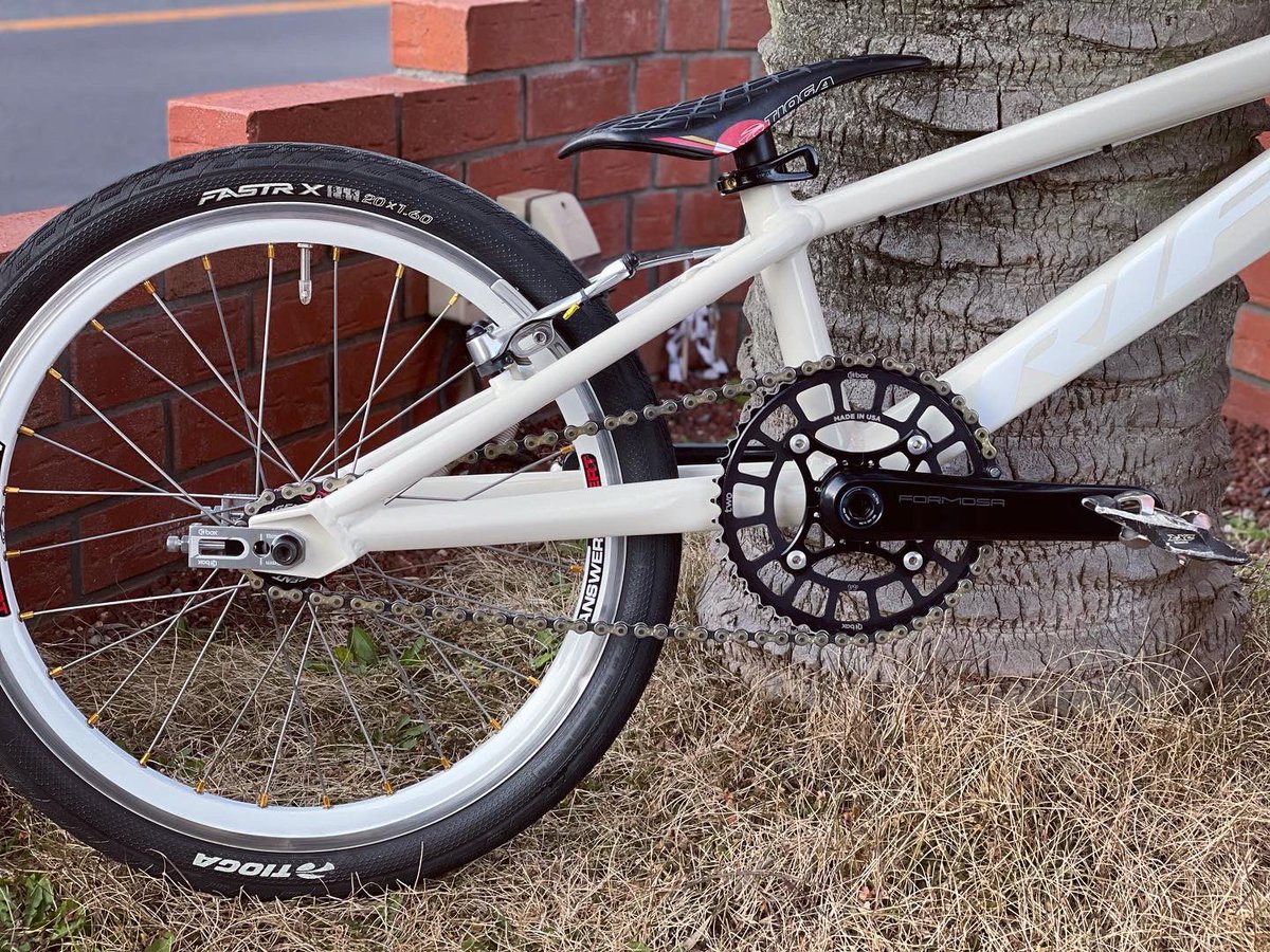 astbikes's tweet photo. カスタムペイントをした #ridetherift #es20 フレームの組み替え作業が完成しました🔥うーん、お上品な仕上がりですね💯隠し持っていたTiogaの #tokyo2020 限定モデルのサドル、投入させて頂きました😆
#bmxracing #bmx #astbikes #astforest #埼玉 #和光 #秩父 #所沢 #さいたま #練馬 #板橋 https://t.co/G1mb4cWZVN