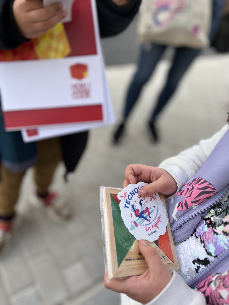 proxyaTI's tweet photo. 💻Los niños y las niñas de #Proxya disfrutaron el sábado pasado del taller impartido por @HowILearnedCode donde pudieron conocer la historia del papel de la mujer en la ciencia y experimentaron con la herramienta Scratch.
¡Todo un éxito!👏 https://t.co/qtYYVrHeOx