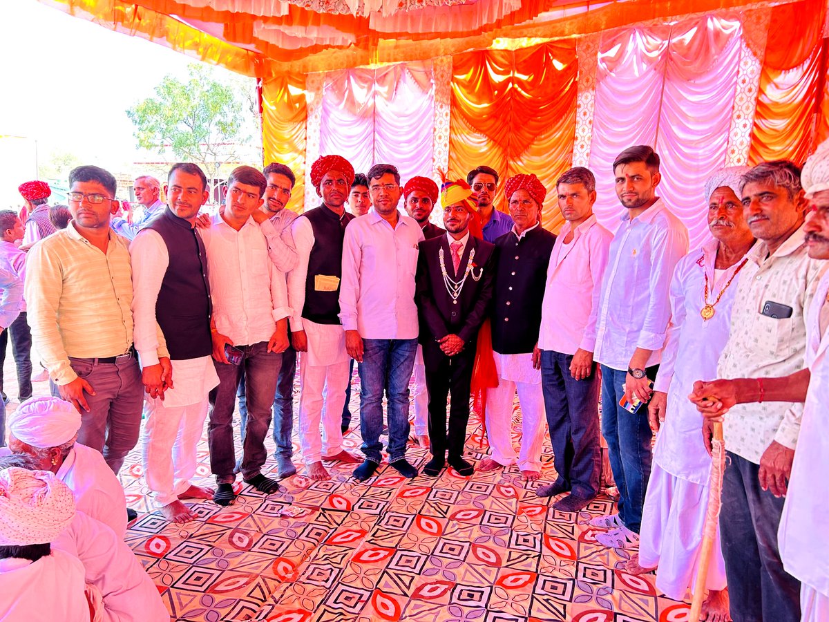 NarpatRajBarmer's tweet photo. #धोरीमन्ना #कोठाला
श्री केशाराम जी अध्यापक पुत्र श्री पेमाराम जी मूंढ के सुपुत्र कुंभाराम जी के विवाह समारोह में भाग लिया। #Dhorimanna #Kothala https://t.co/bmIeT7LPhB