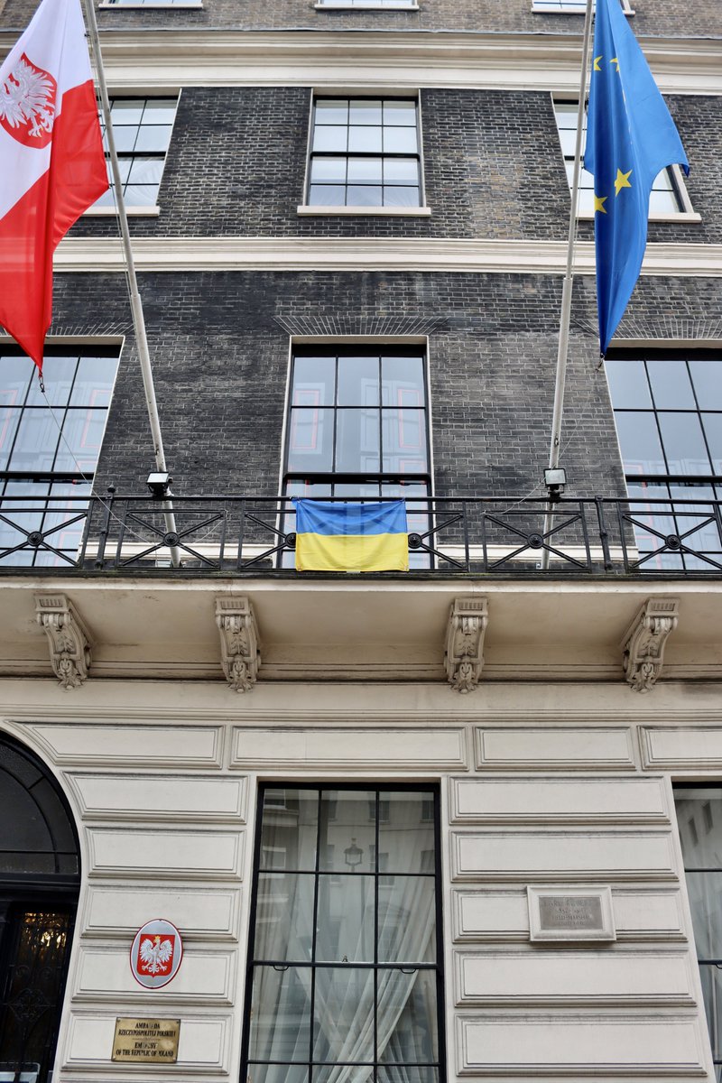 PolishEmbassyUK's tweet image. We pause to mourn the lives lost and ruined in 🇺🇦, but also bow before Ukraine’s unbreakable spirit of resistance.

#StandWithUkraine #WeStandWithUkraine #EUunity #LublinTriangle #24Feb2022