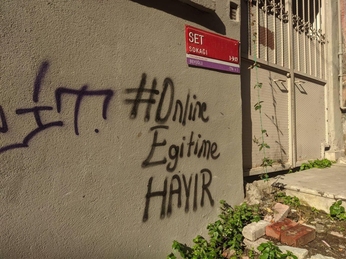 onlineahayiir's tweet photo. Bir ay boyunca boş evlere kira, özel yurtlara aidat ödemek istemiyoruz!

İyileşmek için de eğitim için de Nisan çok geç, #MarttaYüzYüze! https://t.co/v9BrMlFzP6