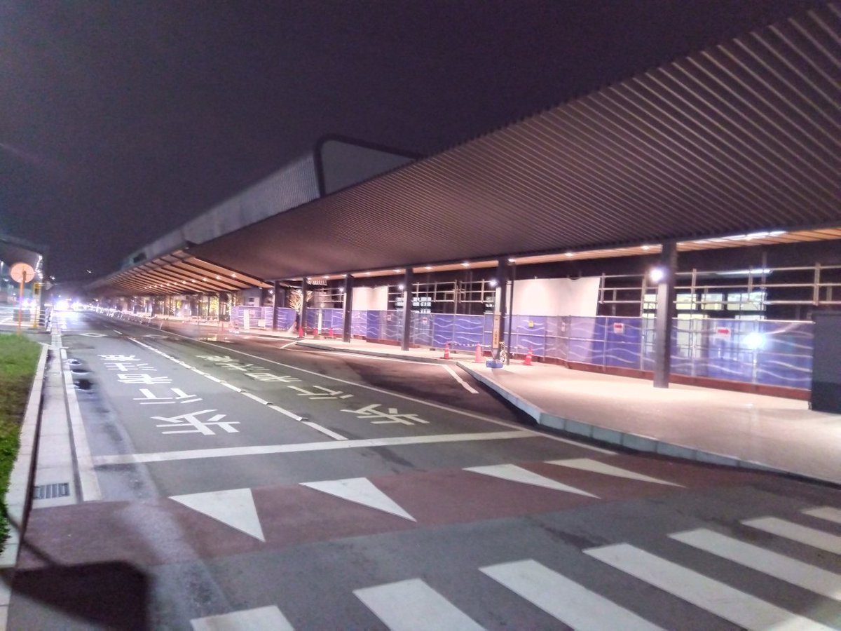「コペにメシ食わせて送迎のため熊本空港なう。新ターミナル、やっと形が出来てきたね。」|いさかこうじのイラスト