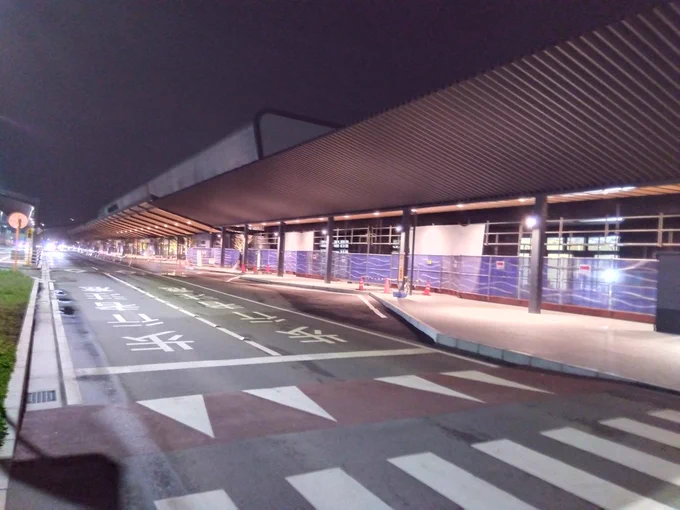 コペにメシ食わせて送迎のため熊本空港なう。新ターミナル、やっと形が出来てきたね。長かったなぁ仮ターミナル。関東暮らしの時に完成して欲しかったw 