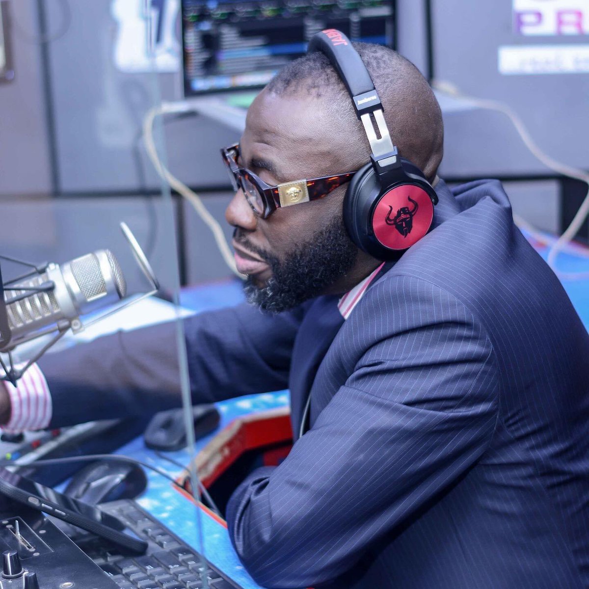zack_abdullamin's tweet photo. @andydosty the greatest show #thlibrary
With the greatest presenter is @andydosty is here again. Live on @Hitz1039FM tune in and thank me later. Big shoutout to Collins, Ben and Sarkodie inside AcCe campus. Good morning daddy https://t.co/op9dmh8Vuo