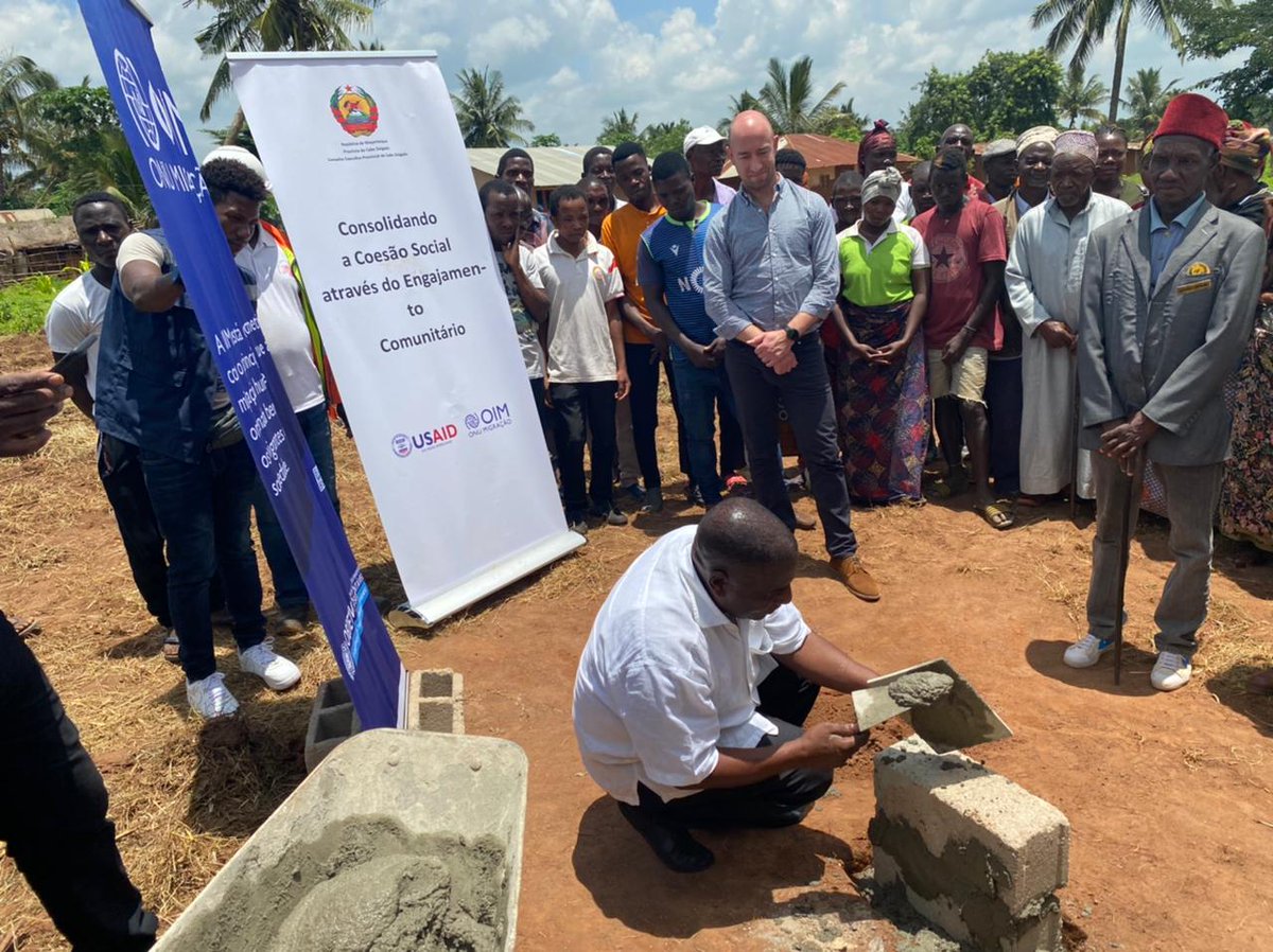 IOM_Mozambique's tweet image. IOM &amp;amp; district authorities launch the construction of four community centres in Macomia district.

Prioritized by the communities, the centres will promote #communitystability &amp;amp; #peacebuilding in conflict-affected areas in #CaboDelgado.

Supported by @USAIDMozambique.