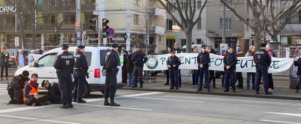 Wenn die Politik versagt, wird gewaltfreier ziviler Ungehorsam zur angemessenen Aktionsform! #ParentsForFuture und 7 andere For Future Gruppen haben sich daher heute früh am Schwedenplatz mit der Letzten Generation solidarisch gezeigt. 🧵
#LetzteGeneration
#Klimakrise 
#ActNow
