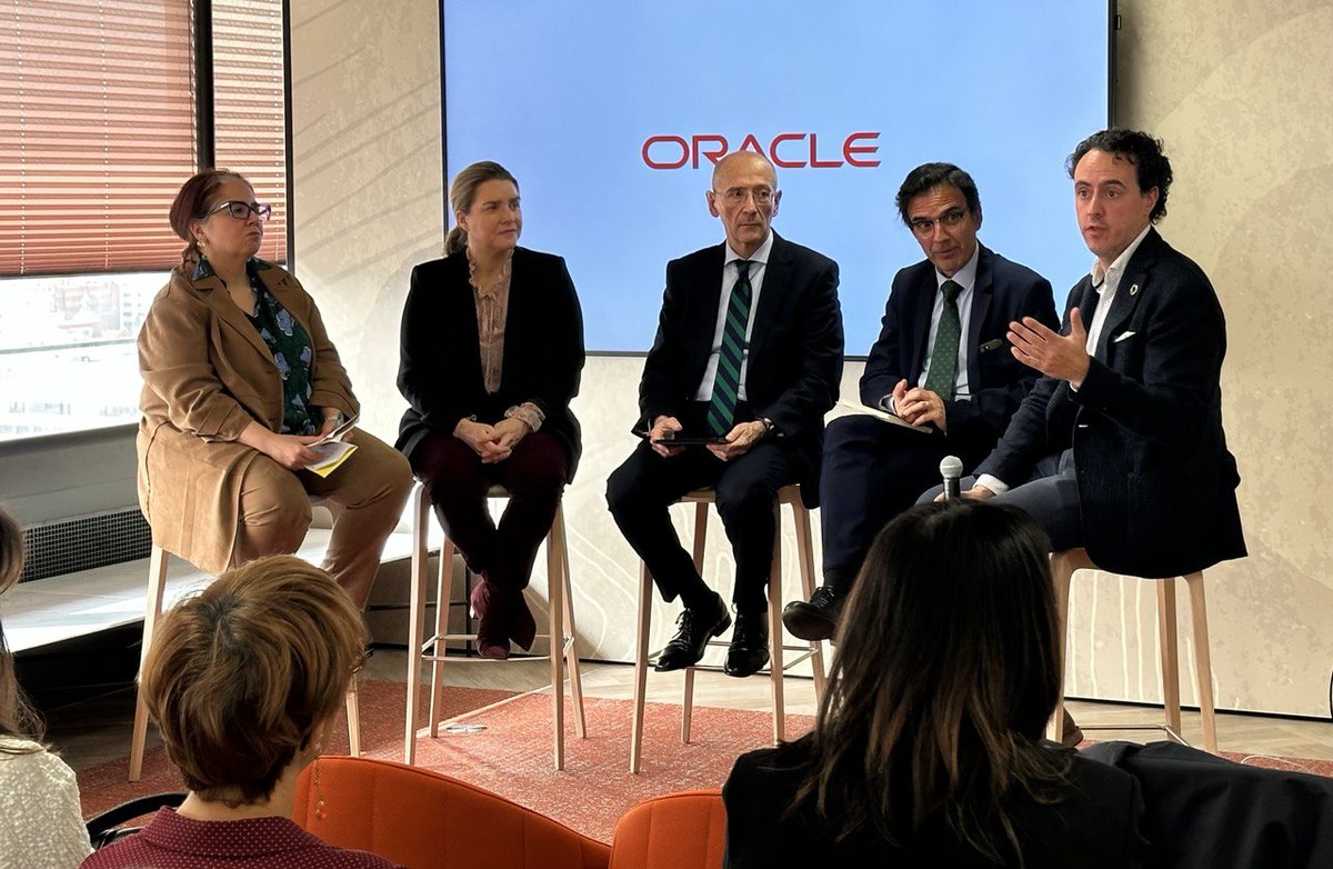 Esta semana hemos debatido la relación entre #tecnología y #sostenibilidad, junto con <a href="/AsocDIRSE/">DIRSE</a> y más de 20 responsables de grandes empresas. Gracias <a href="/miwiclavera/">Miwi Clavera</a>, <a href="/InesRdA/">Inés Ruiz de Arana</a>, Antonio Rivero, Bernardo Cruza y Joaquín González-Blas por la interesante mesa redonda! #ERP #SCM #HCM