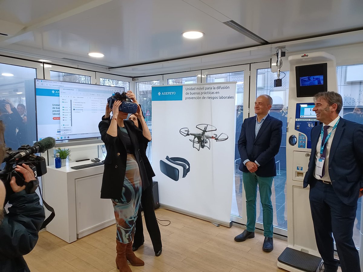 🚛 La #Ruta151 se va ya de #Pamplona. Gracias a Elma Saiz (<a href="/gob_na/">Gobierno de Navarra</a>), David Delgado (<a href="/GsNavarra/">Colegio Oficial de Graduados Sociales de Navarra</a>), María Halcón Ruiz (Dir. Prov. TGSS), Carlos Miguel Vivanco (Dir. terr. de Inspección de Trabajo y SS) y al resto de asistentes por habernos acompañado.

🔗asepeyo.es/noticia/llega-…