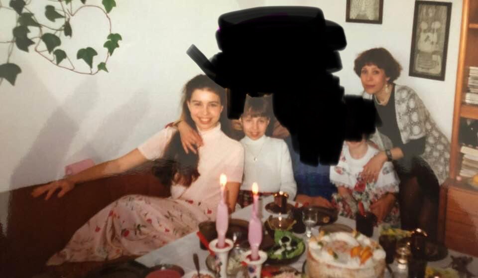 MKozlovHabsBurb's tweet image. First, from the right hand side of the photo next to the Tandetna meblościanka: kobieta rozwiązła♎️, Ladacznica(stara🧑🏼,dziwka)flirtująca na prawo i lewo oraz dwie córki dziwki. Podały gościom substancje odurzające i wzięły za tą kasę, później grając AP w horrorze opery mydlanej