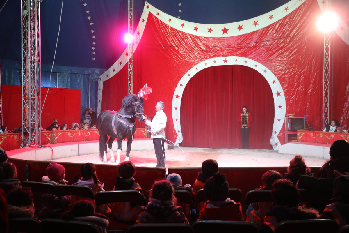 Nogent94130's tweet photo. Au total, 457 enfants des clubs de loisirs nogentais étaient inscrits au #spectacle offert du Cirque Zavatta temporairement installé au  @pavillonbaltard
Le cirque Achille Zavatta vous attend au Pavillon Baltard, jusqu’au 5 mars.
📅 Billetterie sur place à partir de 15h.
#cirque https://t.co/qJkvTV2aWS