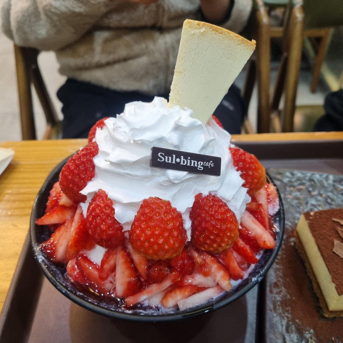 meokdduni's tweet photo. 맛도리 조합!!살짝 찹쌀탕수육과 딸기빙수조합ㅎㅎㅎ탕수육 맛집은 항상 부먹이 더 맛있다! 치즈케이크 들어간 빙수는 처음인데 역시 맛없없✌️ https://t.co/g8IS2PujIb