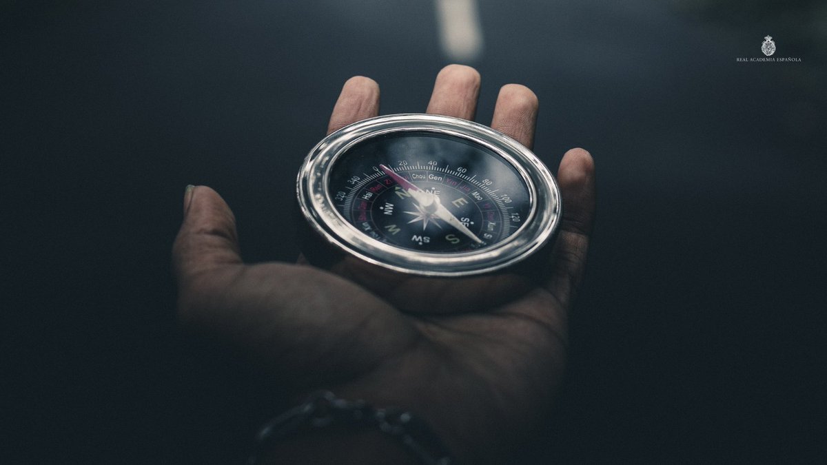 RAEinforma's tweet image. Se escriben con minúscula:

• puntos cardinales: «norte»;
• cargos y títulos: «duque», «papa», «presidente»;
• días, meses, estaciones: «lunes», «enero», «primavera»;
• disciplinas: «derecho» (pero «Derecho» como asignatura);
• tratamientos: «don Juan», «fray Luis».