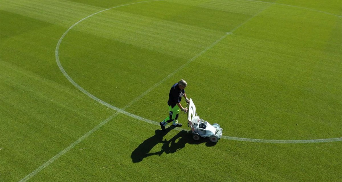 dlf_nl's tweet photo. Wist je dat het uitgebreide wortelstelsel van onze 4turf®-grassen ervoor zorgt dat je grasmat meer stikstof uit de bodem kan opnemen? Met 4turf® behoud je een mat van kwaliteit zonder extra bemesting toe te voegen! 💪💚
#DLF #gras #duurzaamheid #4turf https://t.co/7722jHbWeP