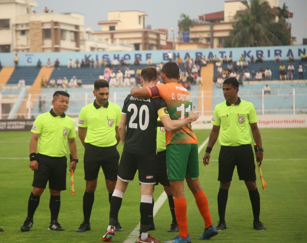 KICK-OFF! And here we go for #MDSPSDEC ⚔️ at Kolkata 🏟️ MDSP 0️⃣-0️⃣ SDEC Watch on @ddsportschannel and @discoveryplusIN #HeroILeague 🏆 #TogetherWeRise    🤝 #IndianFootball ⚽