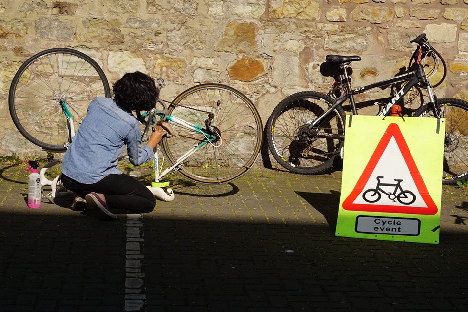 TransitionUStA's tweet image. Ride a bike?  Unsure how to change an inner tube or tune your gears?

Our one day Beginners Bike Maintenance Course on Sunday will set you up with all the skills you need.
Book online today

ow.ly/CRxi50N1GHL

#sustainablelifestyle #bikepool #transition #standrews