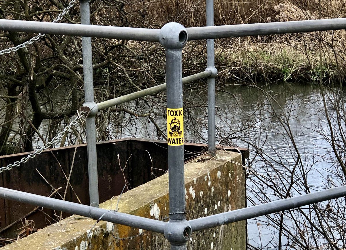 XRWimborne's tweet photo. WESSEX WATER regularly dumps raw SEWAGE in the RIVER STOUR 🤢 … not to mention the #DorsetCoast 🏖 And Michael Tomlinson MP voted to allow this on 20 October 2021

We’re placing blue plaques to him all over the place!

Here’s the latest, #EyeBridge in Wimborne

🧵 https://t.co/flsxC15tu4