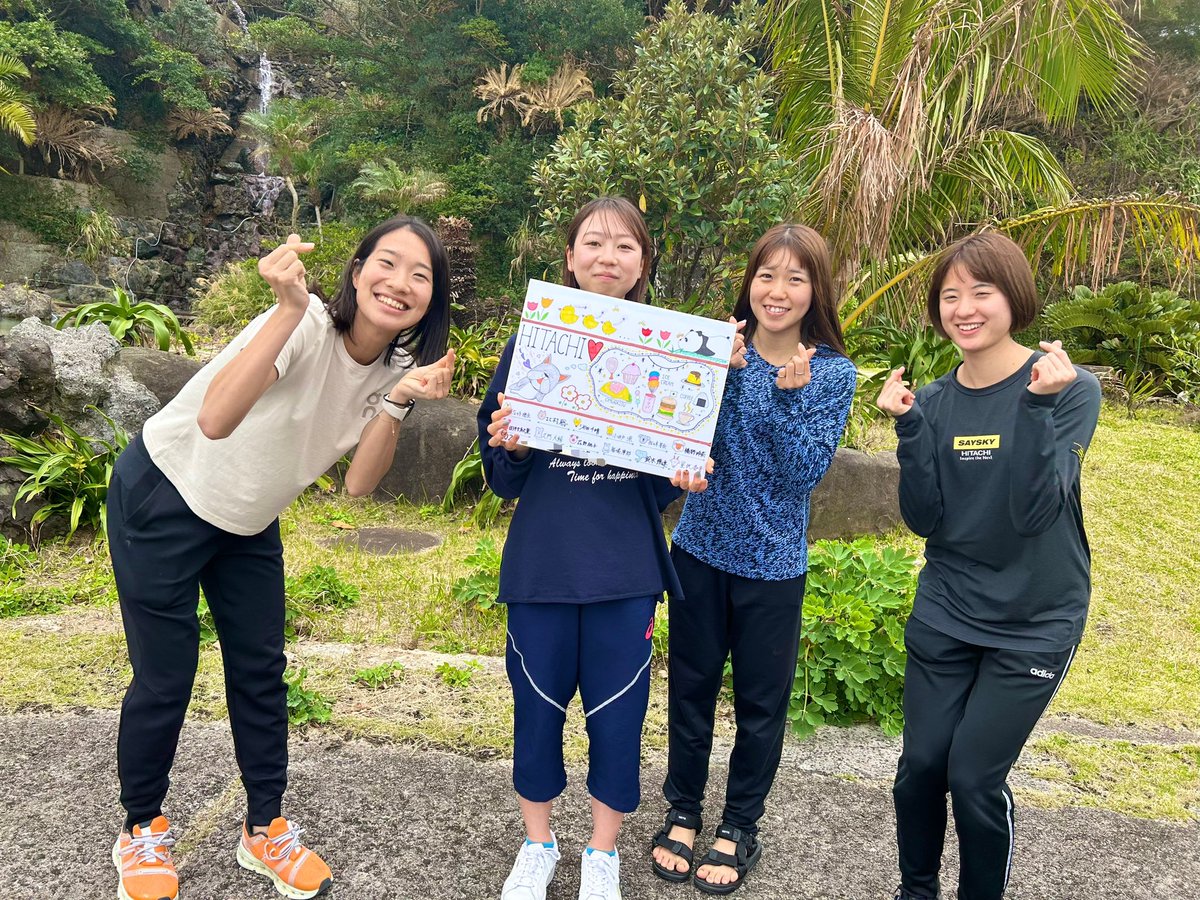 Hitachi_Laurus's tweet photo. 【合宿の様子③】

競技場へ飾られる色紙(毎年恒例🎨)を
今年は #室伏香音 選手が担当しました✏️♡

イラストがとっても上手‼︎‼︎👩‍🎨👏✨

合宿を行わせていただいた
感謝の気持ちを込めて😌💫

▶︎きゅんポーズ📸♡
#池田千晴 選手
#小井戸涼 選手
#花野桃子 選手 https://t.co/FfgEX7NXVg