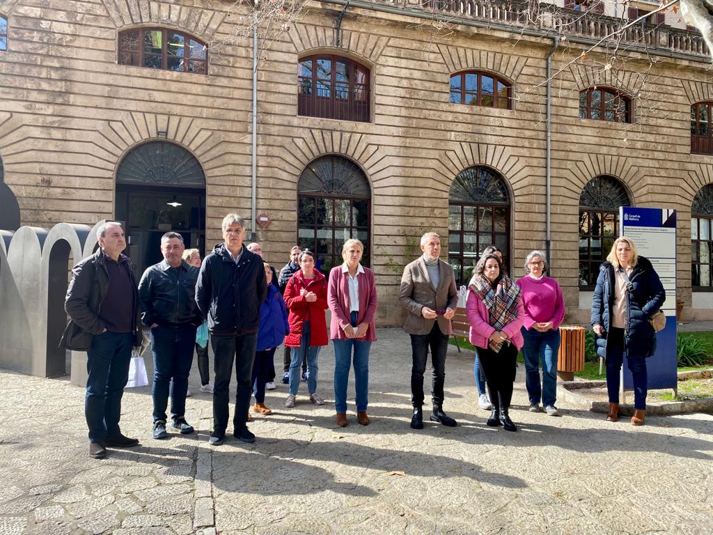 culturamallorca's tweet photo. El Centre Cultural la Misericòrdia s'ha sumat al minut de silenci en solidaritat amb la població ucraïnesa i els seus milions de desplaçats, així com per urgir el final del conflicte bèl·lic a Ucraïna, originat ara fa un any. https://t.co/7KJjP2CjPB