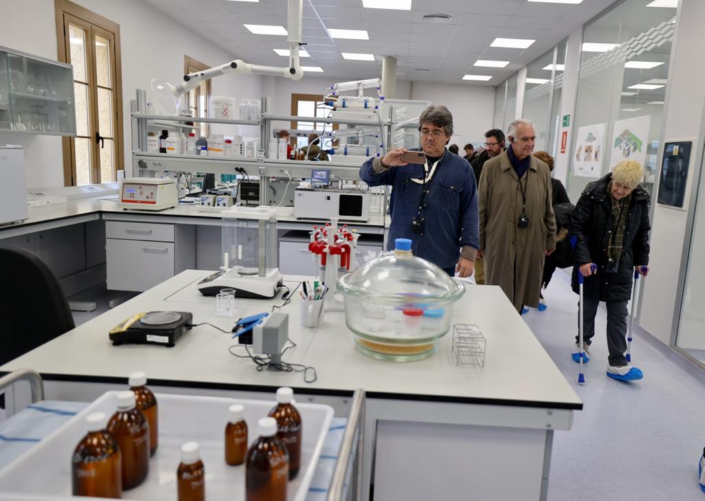 GobAragon's tweet photo. Los asistentes al XIV Foro Internacional de Lindano y Pesticidas han visitado el laboratorio de Pirenarium, 1er centro de referencia internacional para la descontaminación de residuos de #lindano, dotado con las tecnologías + avanzadas en la detección de HCH, inaugurado en 2019. https://t.co/nBgS40Zkwx