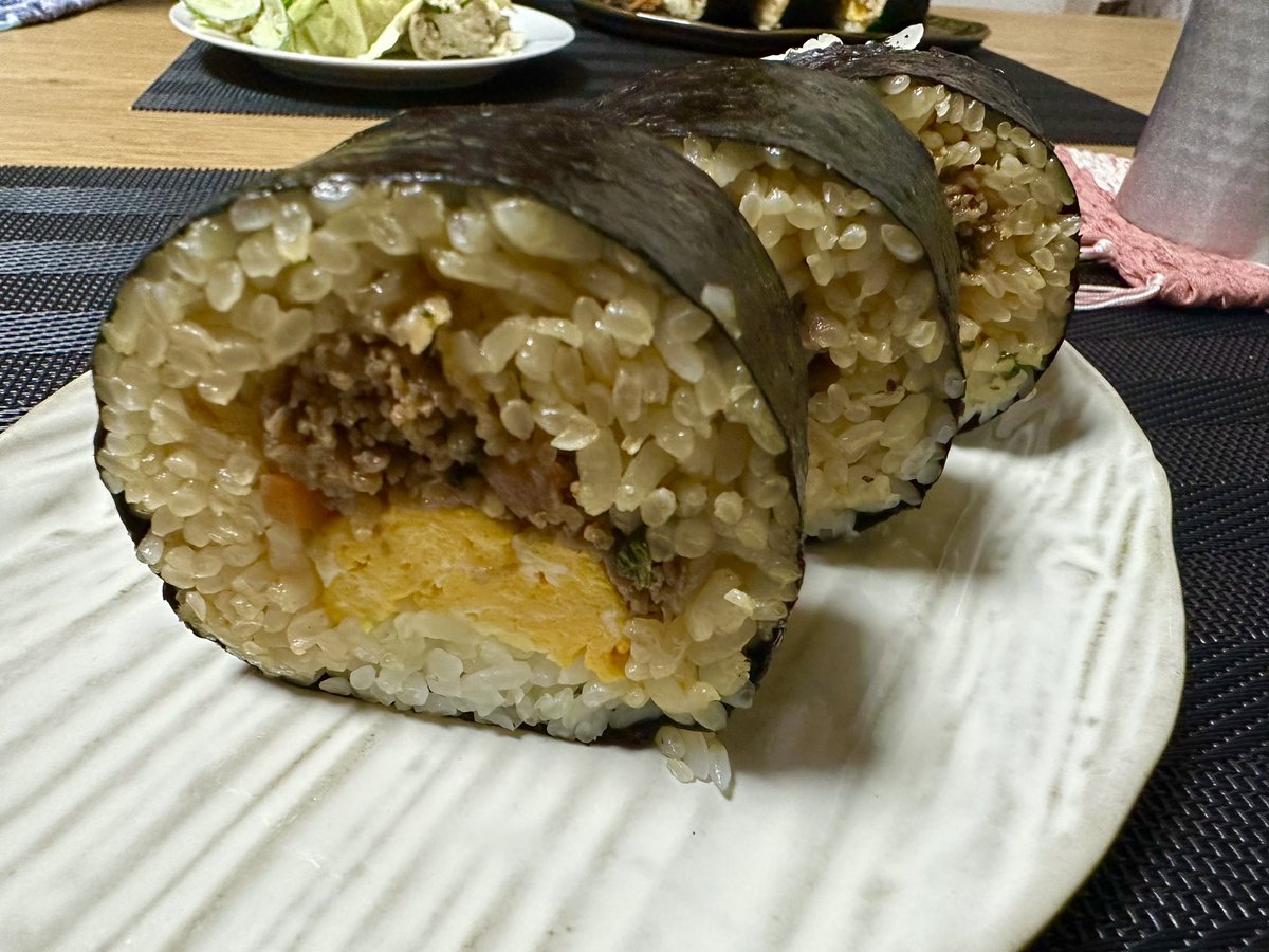 nanotsuki1010's tweet photo. 昨日の残り物をアレンジ
プルコギ→キンパ風
簾ないのに、うまく巻けた！
#おうち時間 #手作り #キンパ #プルコギ #海苔 https://t.co/23yLBgl27y