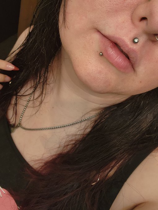 Roxxi Valentine 🏳️‍🌈🔞 - I adore this and can't wait to get my second one in a few weeks. I feel so hot with it ♡ #snakebotes #altgirl #piercings Findom femdom piercingfetish https://t.co/VEOSZH9TwB