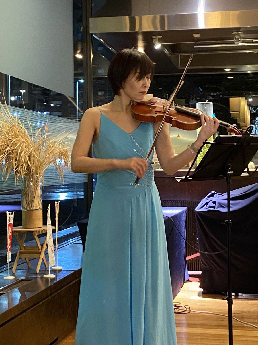 pidapu's tweet photo. 本日のLIVEPATIO🎵🎻🎹🎤✨✨
駒込 綾さん🎻
庄司紗千さん🎹🎤
今日はハイテンションなお2人のようで振り切った演奏を堪能できました🤣🤣🤣✨
#LIVEPATIO
#ホテルキャッスル山形
#美味しいもの食べよう https://t.co/PlnEqJIHqI