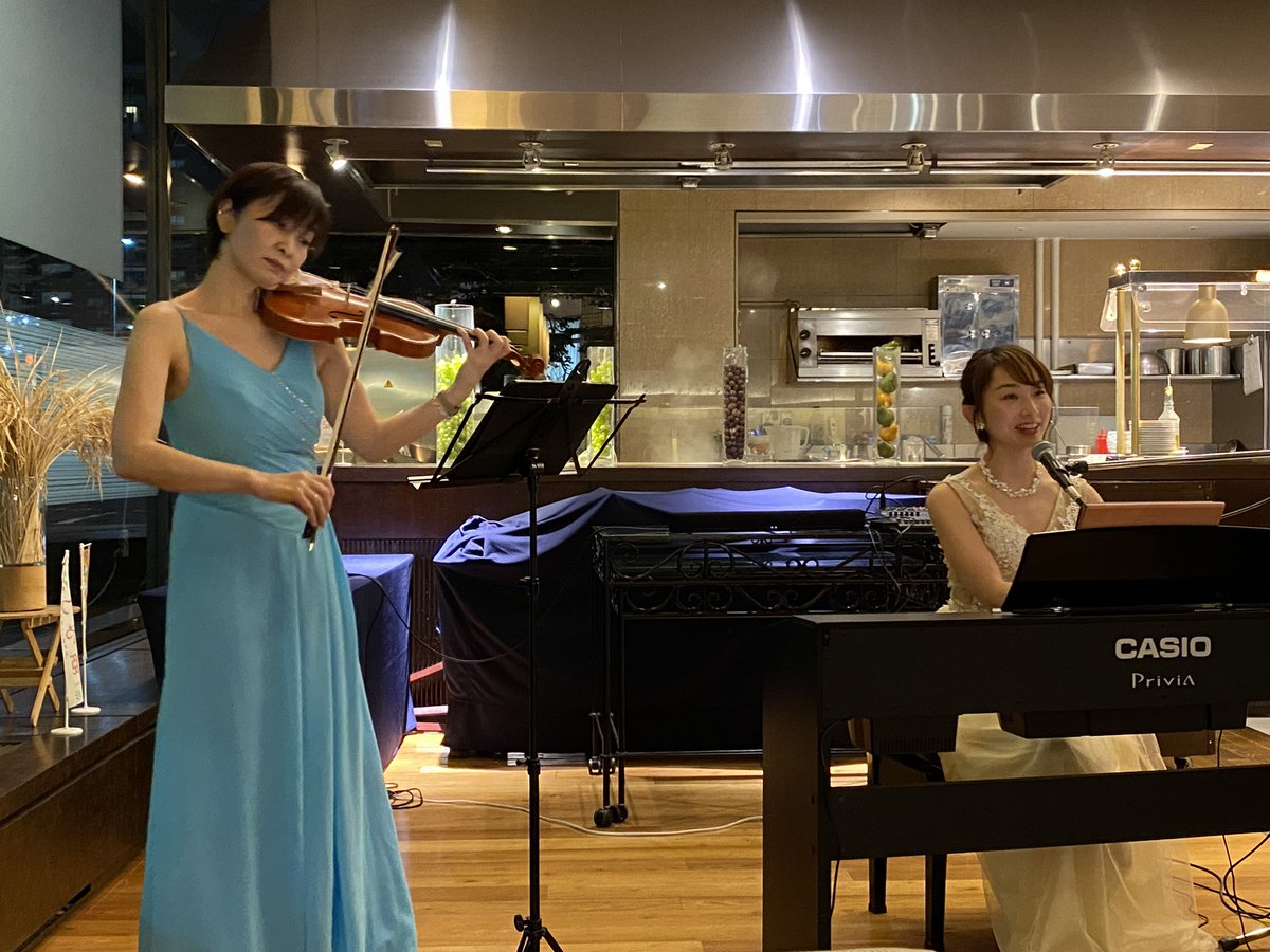 pidapu's tweet photo. 本日のLIVEPATIO🎵🎻🎹🎤✨✨
駒込 綾さん🎻
庄司紗千さん🎹🎤
今日はハイテンションなお2人のようで振り切った演奏を堪能できました🤣🤣🤣✨
#LIVEPATIO
#ホテルキャッスル山形
#美味しいもの食べよう https://t.co/PlnEqJIHqI