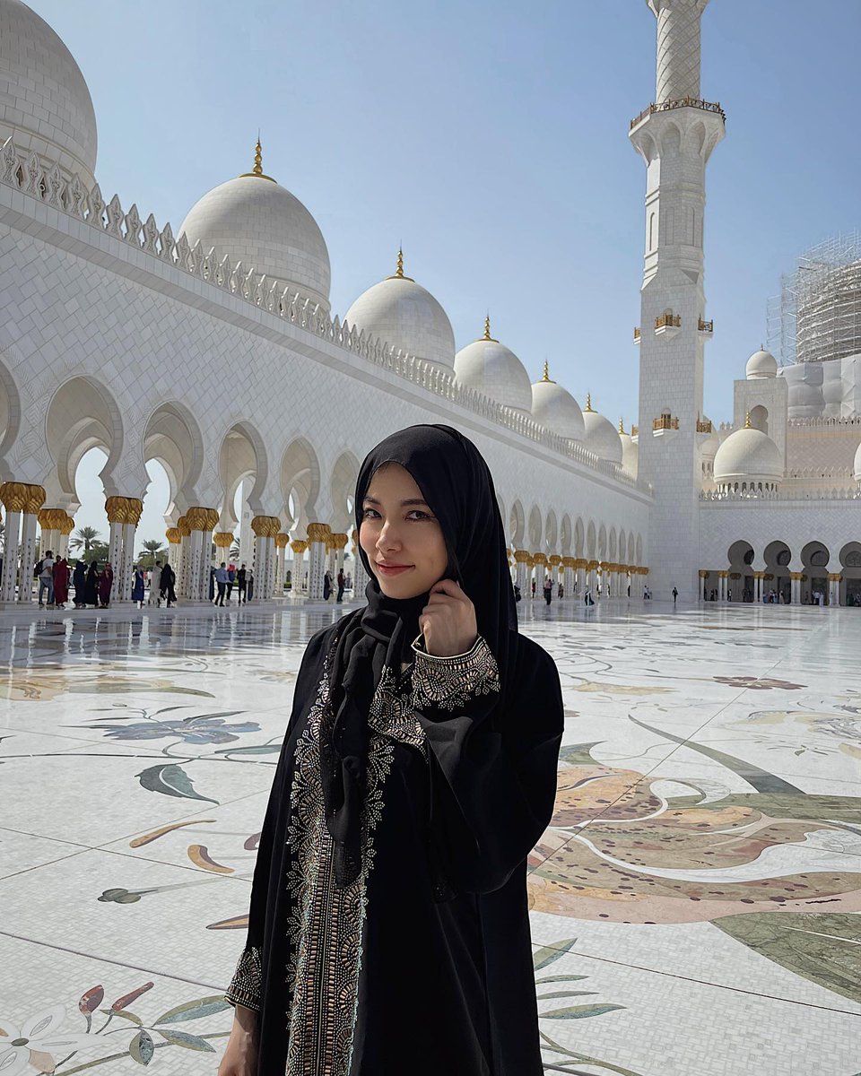 misaki1111's tweet photo. sheikh zayed grand mosque,abu dhabi 🕌
UAE最大のモスクで、世界で三番目に大きいよ✨

まるでアラジンの世界に飛び込んだかのようで
美しかった🤍壁のお花のディテールも可愛いの💐… https://t.co/KIXYfJufJs https://t.co/Mf3pcAs4Yd